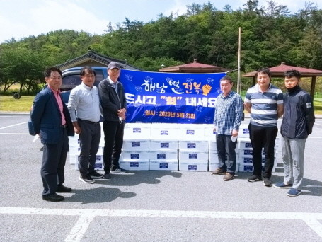 해남군전복양식협회(회장 오중근)에서는 21일 관내 취약계층에 1000만원 상당의 전복 215kg을 전달했다. 전복은 군 주민복지과를 통해 관내 독거노인을 비롯해 지역아동단체, 등대원 등 사회복지시설 40여개소로 나눠졌다. ⓒ 해남군