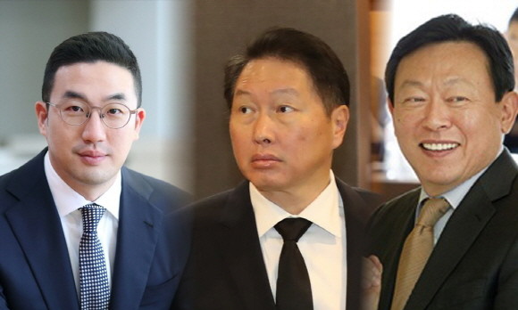 두산그룹이 두산중공업 경영정상화를 위한 자구안을 추진 중인 가운데 '알짜 매물'로 나온 두산솔루스 인수 후보에 관심이 쏠리고 있다. 왼쪽부터 구광모 LG그룹 회장, 최태원 SK그룹 회장, 신동빈 롯데그룹 회장. ⓒ 연합뉴스
