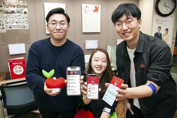 SK텔레콤 매니저들이 SK텔레콤과 대한적십자사와 함께 만든 헌혈앱 '레드커넥트'를 소개하고 있는 모습. ⓒ SK텔레콤