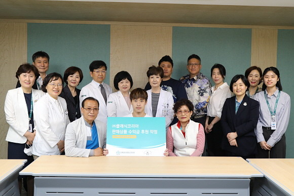 이승훈씨(앞줄 왼쪽에서 네 번째)와 박은애 소아청소년과 교수(뒷줄 왼쪽에서 네 번째)와 유경하 이화의료원장(뒷줄 왼쪽에서 다섯 번째) 등 기부 약정 협약식 참석자들이 기념사진 촬영을 하고 있다.ⓒ 이화의료원