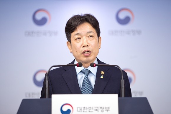 장석영 과학기술정보통신부 제2차관이 3일 오전 서울 종로구 정부서울청사 본관 브리핑룸에서 '정부 3차 추경안 관련 과기정통부 주요사항' 브리핑을 하고 있다. ⓒ 과학기술정보통신부