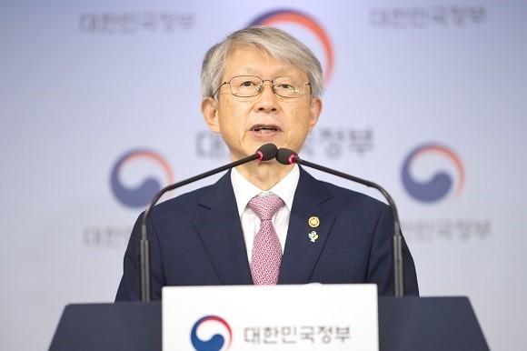 최기영 과학기술정보통신부 장관과 박능후 보건복지부 장관이 3일 오후 서울 종로구 정부서울청사 본관 브리핑룸에서 '제3차 코로나19 치료제 백신개발 범정부 지원단 회의' 관련 브리핑을 하고 있다. ⓒ 과학기술정보통신부