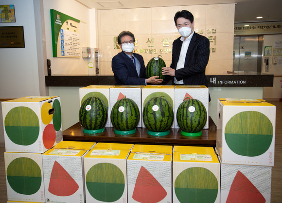 조원태 한진그룹 회장(오른쪽)과 배국원 호선실버센터 원장(왼쪽)이 기념촬영을 하는 모습. ⓒ 한진그룹