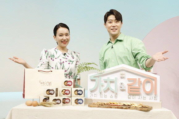 K쇼핑이 사회적 기업의 유통판로 지원 등 상생을 토대로 고객들의 가치 있는 상품 구매가 이뤄질 수 있도록 '가치&같이' 프로그램을 오는 12월까지 매주 1회 특별 편성하고 연말에 수익금 전액을 기부할 계획이다. ⓒ KTH