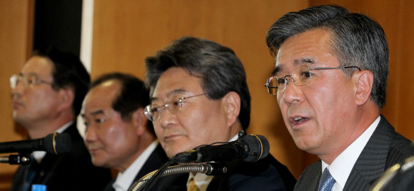 2010년 6월25일 농협을 비롯해 우리·국민·신한·산업·하나은행 채권은행장들은 은행회관에서 기자회견을 열었다. 이날 이종휘 우리은행장은 "금융권에 진 빚이 500억원 이상인 기업들 가운데 건설과 조선·해운업체 등 총 65개사가 워크아웃(기업개선작업)이나 퇴출 절차를 밟게 됐다"고 말했다. ⓒ 연합뉴스