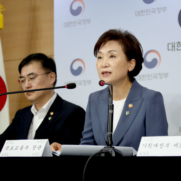 김현미 국토교통부 장관은 17일 오전 정부서울청사에서 21번째 부동산 대책을 발표했다. 규제지역확대와 법인투자차단, 정비사업 규제강화가 골자다. ⓒ 연합뉴스
