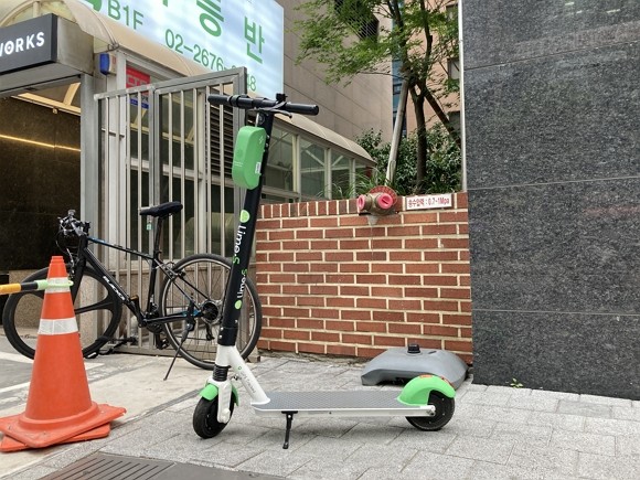 법원과 정부에서 '전동킥보드'에 대한 해석이 엇갈리고 있다. 법원은 '의무보험' 대상인 자동차로 해석하고 있지만, 정부는 레저용으로 바라보고 있는 상황이다. 이 때문에 보험사는 관련 보험상품 개발에 난색을 표하고 있다. 사진은 서울 영등포구 인도 위에 전동킥보드가 주차돼 있는 모습. = 김청민 기자