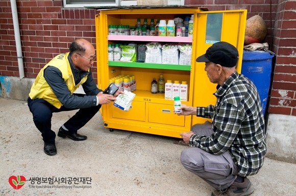 생명보험사회공헌재단은 올해 '농약 안전보관함 보급사업'을 통해 전국 8300 농가에 농약 안전보관함을 오는 8월말까지 보급할 계획이다. ⓒ 생명보험사회공헌재단