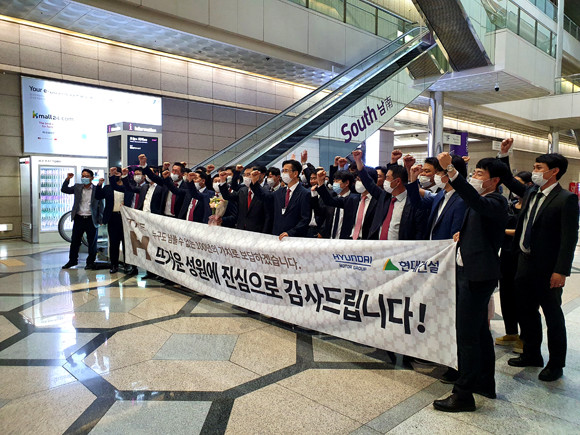 윤영준 현대건설 주택사업총괄 대표(부사장)을 비롯한 현대건설 임직원들이 한남3구역 수주 확정 이후 소감을 밝히고 사업추진 의지를 밝히는 모습. = 장귀용 기자