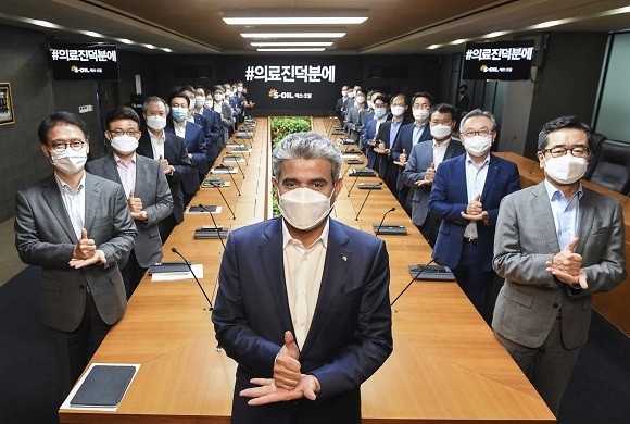 알 카타니 에쓰오일 CEO와 임원들이 '덕분에 챌린지' 캠페인에 동참한 모습. ⓒ S-OIL