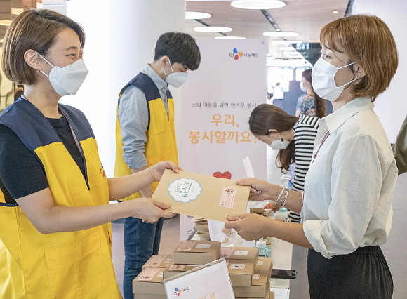 CJ나눔재단 관계자들이 핸즈온 봉사활동에 사용될 키트를 지급하고 있다. © CJ