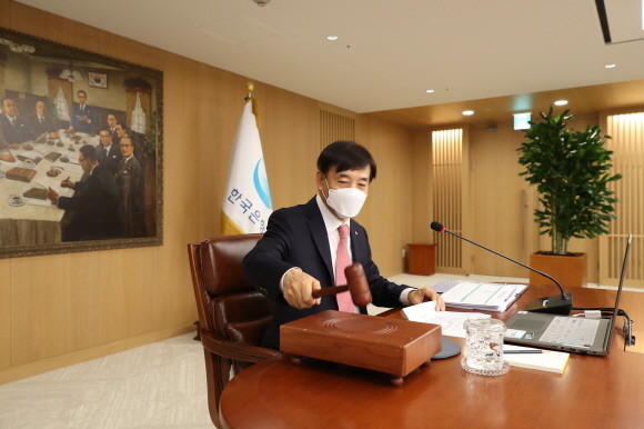 기준금리가 0.5%로 인하된 가운데 카드사‧은행 간 협업으로 최고 연 7% 고금리 적금들이 출시되고 있다. 하지만 해당 적금들은 우대금리 적용을 위해 △신규 및 후면고객 △연간 600만원 이상 카드사용 등 까다로운 조건들을 만족해야만 돼, 실질적인 이자 혜택이 우대조건 대비 아쉽다는 목소리가 높다. 사진은 지난 5월28일 이주열 한국은행 총재가 한국은행 금융통화위원회 본회의에서 회의를 주재하며 의사봉을 두드리는 모습. ⓒ 한국은행
