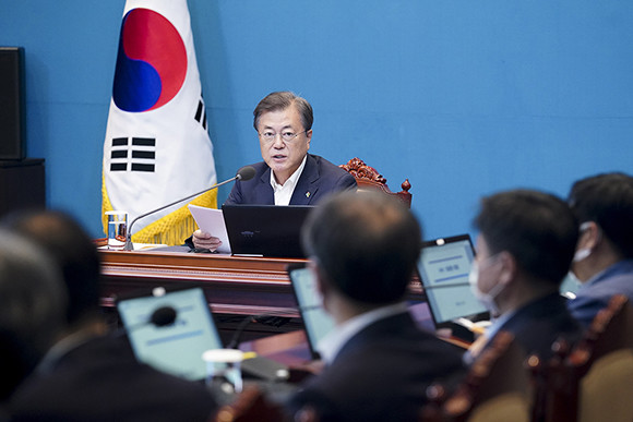 문 대통령이 29일 "국내 지역감염 상황은 충분히 관리하고 통제할 수 있는 범위 안에 있다"고 말했다. ⓒ 청와대