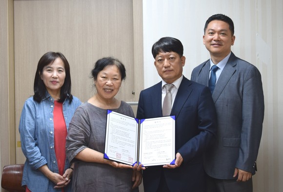 아이포웨이와 지역아동센터 나눔공부방이 지역사회 내 아동과 청소년 사랑나눔기부를 위해 협약을 체결했다. 사진은 (왼쪽부터) 공민숙 원감, 김명희 대표, 최남억 대표, 김인태 상무. ⓒ 아이포웨이