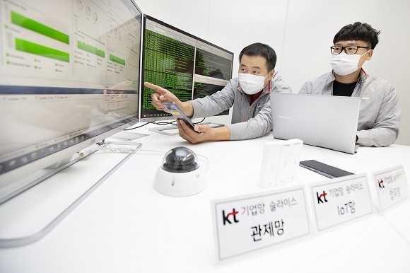 KT 연구원들이 5G 기업 망 슬라이스 기술이 적용된 단말을 테스트하고 있다. ⓒ KT