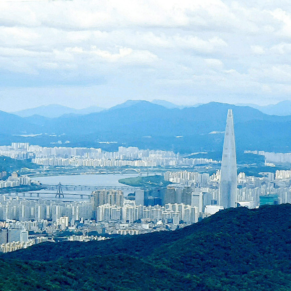 정부여당의 다주택보유 고위공직자들이 주택처분을 미루고 있는 사실도 정부의 부동산 대책에 대한 불신을 심화시킨다는 평가다. 사진은 청계산 정상에서 바라본 잠실일대. = 장귀용 기자
