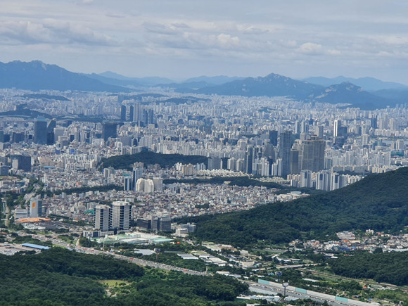 강남을 포함한 서울, 수도권 다주택보유자들은 세 부담을 가중시키는 정부의 부동산정책에도 불구하고 버티기에 들어간다는 입장이 많았다. 사진은 청계산 정상에서 바라본 서초구 일대.= 장귀용 기자