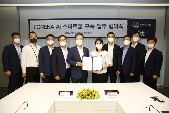 윤용상 한화건설 건축사업본부장(왼쪽 5번째)과 김채희 KT AI/BigData 사업본부장(왼쪽 6번째)이 '포레나 AI 스마트홈 구축 업무 협약(MOU)'을 체결하고 기념촬영을 하고 있다. ⓒ 한화건설