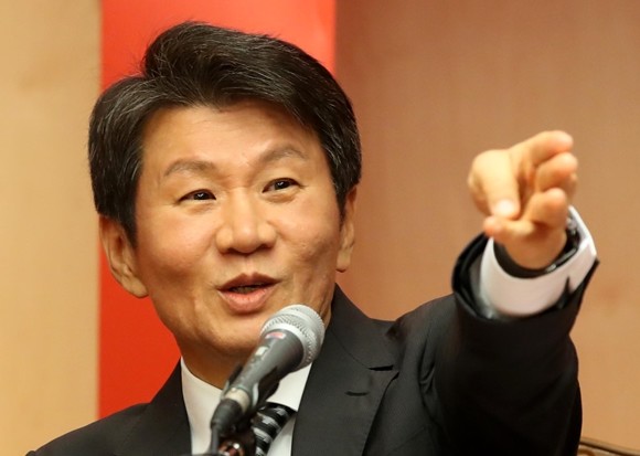 지난해 11월12일 정몽규 HDC현대산업개발 회장이 12일 오후 서울 용산구에 위치한 본사 대회의실에서 아시아나항공 인수 우선협상대상자 선정 관련 기자회견을 하는 모습. ⓒ 연합뉴스