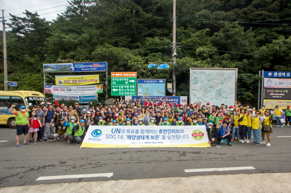 국제구호개발 NGO 휴먼인러브가 국제로타리3590지구 제5지역 회원들과 함께 25일 통영 욕지도 해안에서 해양환경정화활동을 펼쳤다. ⓒ 휴먼인러브