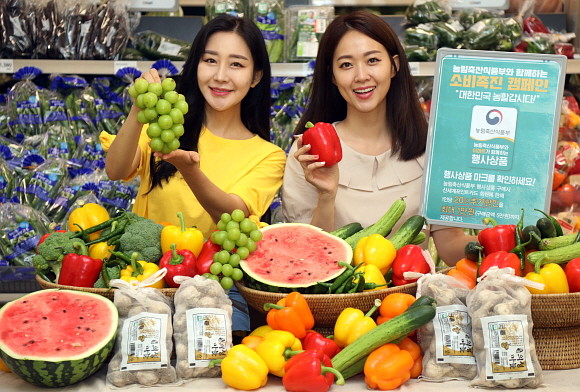 이마트가 농림축산식품부와 손 잡고 오는 30일부터 8월5일까지 일주일간 할인 혜택을 통해 국내 농가 돕기 및 내수 활성화에 나선다. © 이마트