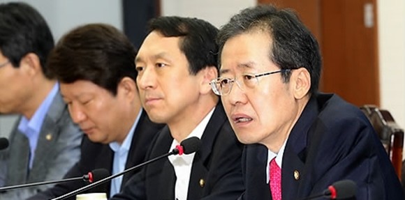 10년 전 7월30일, 한나라당 홍준표 위원장이 30일 오전 여의도당사에서 열린 서민정책특위 첫회의에서 모두발언하고 있다. ⓒ 연합뉴스