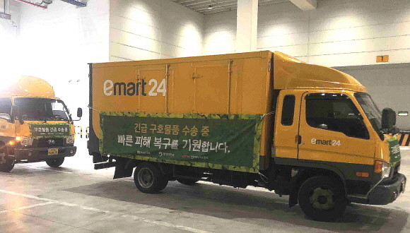 이마트24가 폭우로 피해를 입은 부산에 하루e리터 생수(500ml) 민생라면(컵), 즉석밥 등 총 2000개의 구호물품을 전달했다. © 이마트24