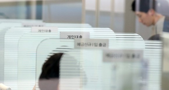 신용상태 개선 시 은행에 금리 인하를 요구할 수 있는 '금리인하요구권'이 법제화된 지 1년이 지났지만, 정작 수용률은 30%대에 그치는 것으로 나타났다. ⓒ 연합뉴스