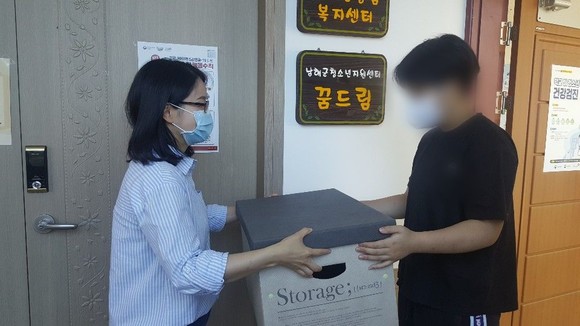 남해군 꿈드림이 학교 밖 청소년에게 식재료를 지원하고 있다. ⓒ 남해군