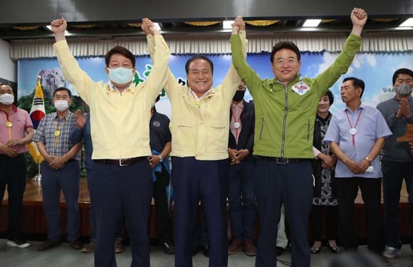 권영진 대구광역시장(왼쪽)과 김영만 군위군수(가운데), 이철우 경북도지사(오른쪽)이 30일 대구경북 통합공항 이전에 대한 군위군의 유치신청에 극적 타협을 이뤘다. 이후 군위군은 31일 오후 유치신청을 완료했다. ⓒ 연합뉴스