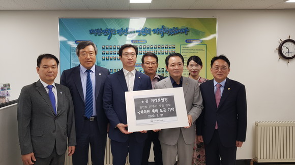 강민국 의원을 비롯한 미래통합당 의원들이 월급 일부를 천안함 유족들에게 기탁하고 있다. ⓒ 프라임경제