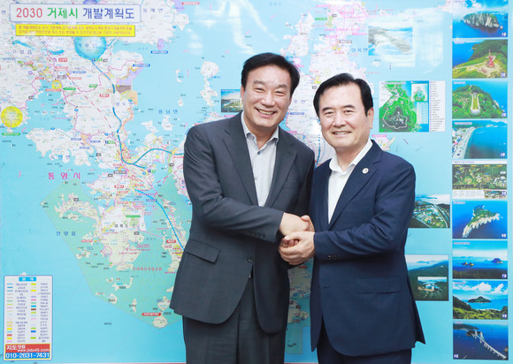 서춘수 함양군수가 서일준 국회의원을 만나 지역현안 해결을 위한 적극적인 지원을 요청하고 있다. ⓒ 함양군