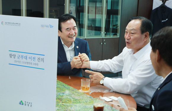 서춘수 함양군수가 한기호 국회의원을 만나 지역현안 해결을 위한 적극적인 지원을 요청하고 있다. ⓒ 함양군