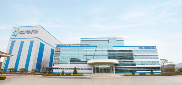하나제약이 2020 대한민국 일자리 으뜸기업에 선정돼 대통령 명의의 인증패를 수상했다. 사진은 하나제약 하길공장. ⓒ 하나제약