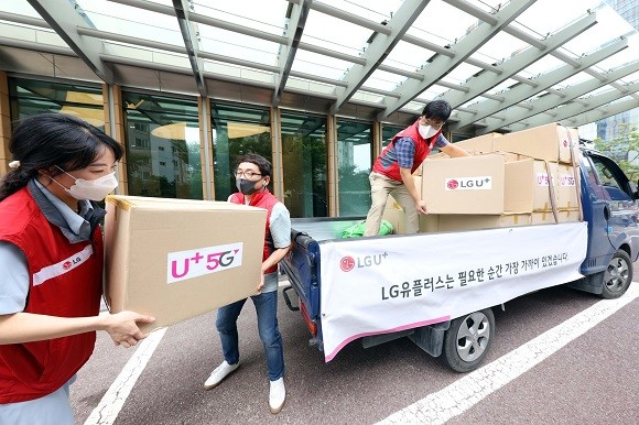 LG유플러스 직원이 위생용품과 스마트폰 보조배터리로 구성된 구호물품 키트 약 300개를 집중호우로 인한 피해 지역에 전달하기 위해 운송 트럭에 싣고 있는 모습. ⓒ LG유플러스