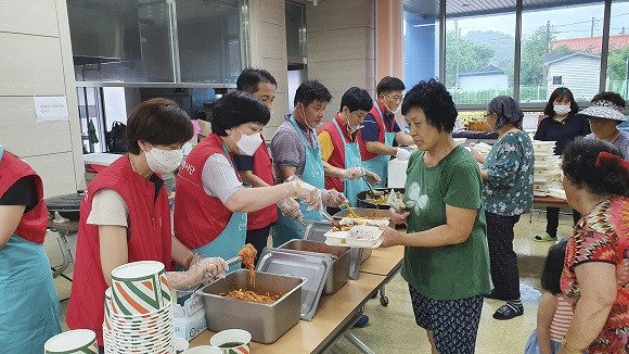 KT 임직원들이 7일부터 강원도 철원군 김화읍 생창리 마을회관에서 이재민과 자원봉사자를 대상으로 '사랑의 밥차' 배식활동을 진행하는 모습. ⓒ KT