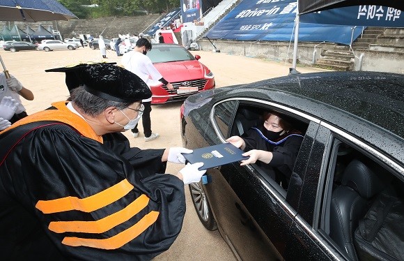 졸업생이 차량에 탑승한 상태로 드라이브 스루(Drive-Thru) 비접촉 형식의 졸업장 수여식을 진행하고 있다. ⓒ KT