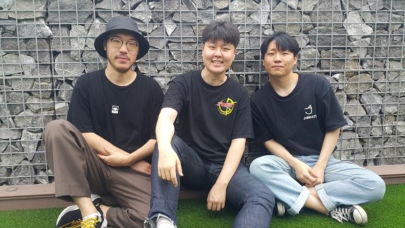 김형민 제이원비츠 대표(가운데)와 동료들 = 이우호 기자.