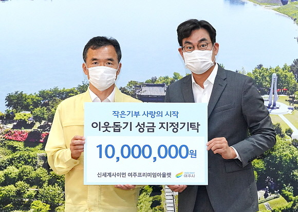 (좌측부터) 이항진 여주시장, 도현철 신세계사이먼 여주 프리미엄 아울렛 도현철 점장. © 신세계사이먼