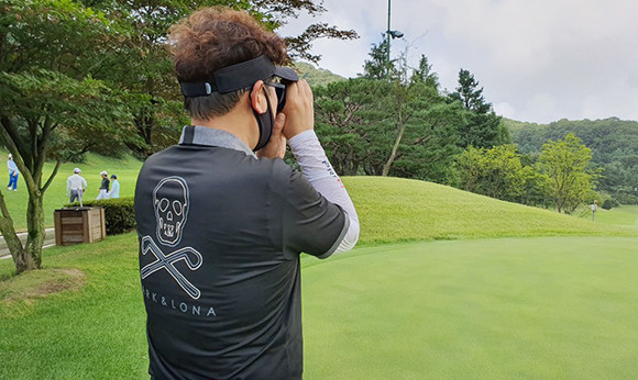 '파인캐디 UPL100'은 한 손에 쏙 들어올 정도로 크기가 작아 휴대하기 간편하다. = 김경태 기자