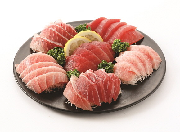 이마트는 8월27일부터 9월2일까지 일주일간 '반값 도전 참치 모둠회/참치 뱃살' 2종을 판매한다. © 이마트