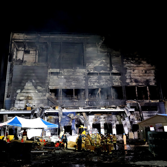 지난 4월 남이천 물류창고 화재 발생 당시 사진. 남이천 물류창고 화재와 7월 용인 물류센터 화재 이후 관련 대책과 법안이 나왔지만 여전히 화재를 완전히 방지하기는 어려운 '준불연' 수준의 규제에 그쳐 아쉬움을 남겼다. ⓒ 연합뉴스