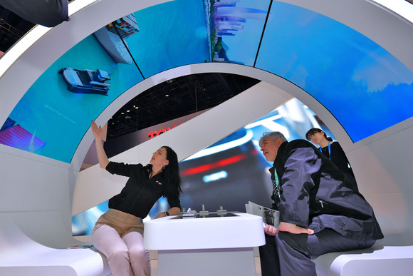 현대모비스가 올해 CES 2020에서 구현한 스마트시티에서 관람객이 연료전지시스템을 활용한 선박시스템을 체험하고 있다. ⓒ 현대모비스