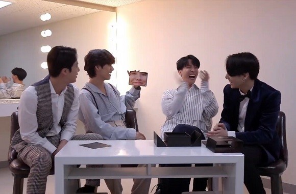 방탄소년단이 갤럭시Z폴드2를 직접 사용하는 모습 ⓒ 삼성전자 뉴스룸 라이브 캡처