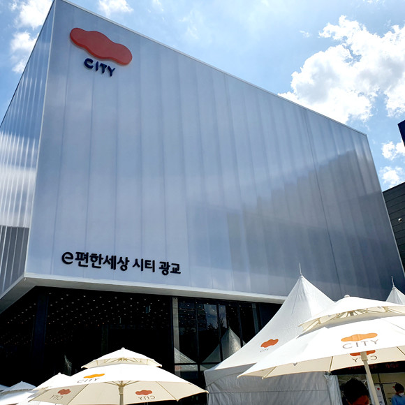 e편한세상 시티 광교 견본주택 외관. e편한세상 시티 광교 견본주택은 코로나 확산 방지를 위해 사전예약자 하루 100명에게만 공개됐다. = 장귀용 기자