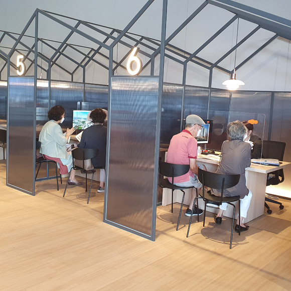 e편한세상 시티 광교 견본주택의 방문객들은 전월세배후수요를 염두에 둔 투자를 염두에 둔 50~60대인 경우가 많았다. = 장귀용 기자