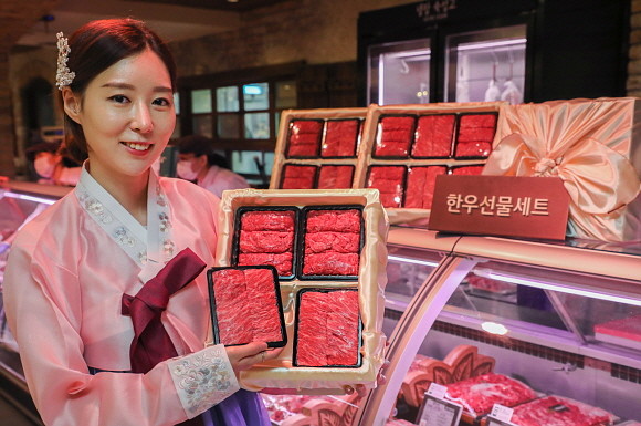 현대백화점이 오는 14일부터 추석 연휴 전날인 29일까지 16일간 압구정본점 등 전국 15개 전 점포에서 '2020년 추석 선물세트 본판매'를 진행한다. © 현대백화점