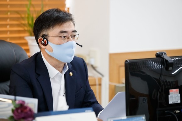 손병두 금융위 부위원장이 8일 서울 종로구 정부서울청사에서 금융리스크 대응반 회의를 비대면 화상회의로 진행하고 있다. ⓒ 금융위