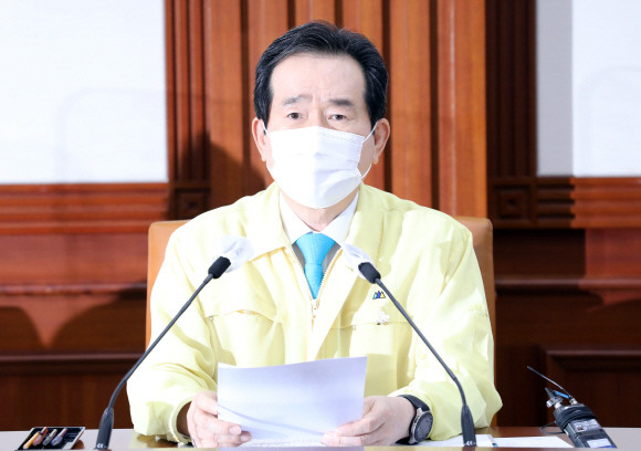 정세균 국무총리가 13일 오후 정부서울청사에서 열린 중앙재난안전대책본부 회의에서 "수도권 사회적 거리두기를 2주간 2단계로 조정한다"고 발표했다. © 연합뉴스