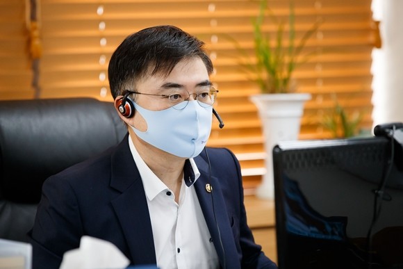손병두 금융위 부위원장이 15일 서울 종로구 정부서울청사에서 금융리스크 대응반 회의를 비대면 화상회의로 진행하고 있다. ⓒ 금융위